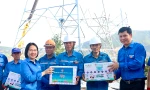 T.Ư Đoàn tặng quà động viên thanh niên tình nguyện thi công đường dây 500kV mạch 3