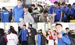 ĐT Việt Nam lên đường sang Indonesia, chụp ảnh cùng người hâm mộ tại sân bay Nội Bài