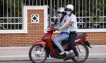 Từ năm 2025, chở trẻ em trên 6 tuổi ngồi trước xe máy có thể bị phạt tới 14 triệu