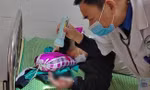 Nam sinh lớp 9 ở Hà Tĩnh bị thương nặng bàn tay trái do vừa sử dụng điện thoại vừa sạc pin