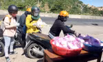 Người trên đường về quê qua Phú Yên tự động ghé nhận cơm và nước uống tiếp sức - Ảnh VT