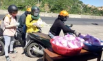 Người trên đường về quê qua Phú Yên tự động ghé nhận cơm và nước uống tiếp sức - Ảnh VT