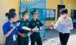 Lính quân hàm xanh tham gia tiếp sức mùa thi