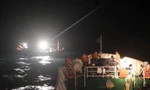 Vượt sóng dữ, tàu Vùng 3 Hải quân cứu nạn thành công tàu cá ngư dân Quảng Bình gặp nạn trên biển