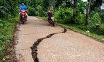 Lo mưa và nứt đường ở Làng Nủ 