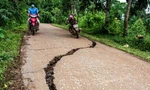 Lo mưa và nứt đường ở Làng Nủ 