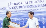 Ông Lê Công Phụng, nguyên Đại sứ đặc mệnh toàn quyền Việt Nam tại Mỹ, Trưởng Ban biên giới Chính phủ trao giải thưởng xuất sắc Nghiên cứu Biển Đông cho Trung tá, nhà báo Lê Văn Chương