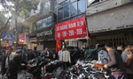 Người dân Thủ đô đổ xô mua quần áo, giày dép thanh lý chiều 30 Tết