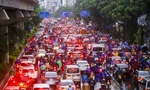 Mưa tầm tã, đường phố Hà Nội tắc 'không lối thoát'