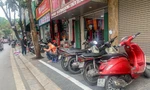 Vạch kẻ đường chia đôi vỉa hè Hà Nội, phần dành cho người đi bộ chỉ rộng 'một viên gạch'