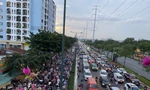 Đường cửa ngõ TP.HCM kẹt xe kinh hoàng do tai nạn chết người