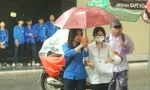 'Áo xanh' tình nguyện đội mưa, che ô cho thí sinh vào phòng thi