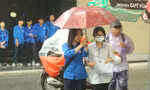 'Áo xanh' tình nguyện đội mưa, che ô cho thí sinh vào phòng thi
