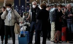 Các hành khách đeo khẩu trang tại sân bay Charles de Gaulle ngày 12/3. (Ảnh: Reuters)