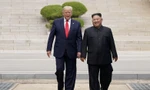 Ông Trump và ông Kim trong cuộc gặp ở khu phi quân sự. (Ảnh: Reuters)