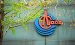Logo của CNOOC trước trụ sở tại Bắc Kinh. (Ảnh: Reuters)