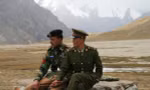 Hai lính Trung Quốc và Pakistan trong khoảnh khắc nắm tay nhau trên vùng biên giới. (Ảnh: Fb)