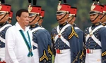 Tổng thống Philippines Rodrigo Duterte đi qua đội cận vệ. (Ảnh: Reuters)