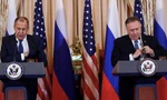 Ngoại trưởng Mỹ Mike Pompeo (trái) trong cuộc họp báo chung với người đồng cấp Nga Sergei Lavrov tại Wasington vào tháng 12/2019. (Ảnh: Reuters)