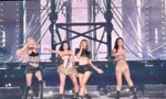Loạt khung hình "đỏ mặt" của BLACKPINK tại concert DEADLINE: Lisa suýt hôn Rosé