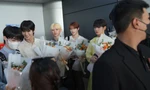 TEMPEST có mặt tại TP.HCM: Fan vây kín chào đón, Hanbin cười tươi hết cỡ