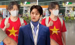 Heechul SUJU mặc áo thun cờ đỏ sao vàng, bất ngờ xuất hiện tại TP.HCM 