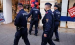 Cảnh sát tuần tra kiểm tra giấy chứng nhận tiêm chủng của người đi mua sắm trên đường phố Vienna, Áo (Ảnh: Reuters).
