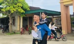 Nữ sinh khuyết tật được thanh niên tình nguyện cõng vào phòng thi