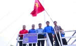Lá cờ Tổ quốc tung bay trên núi Dũng Quyết