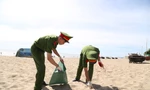 Hàng trăm cán bộ, chiến sĩ chung tay làm sạch bãi biển Cửa Lò