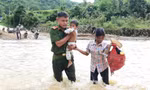 Hình ảnh đẹp cán bộ, chiến sĩ công an xung kích giúp người dân vùng lũ