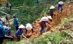 Đường ‘đứt đôi’ sau mưa lũ, dân bản đào đất, vác đá mở đường tạm