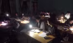 Mất điện, học trò xứ Nghệ ôn thi tốt nghiệp dưới ánh đèn pin, điện thoại