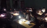 Mất điện, học trò xứ Nghệ ôn thi tốt nghiệp dưới ánh đèn pin, điện thoại