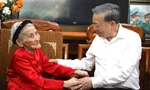Tổng Bí thư Tô Lâm thăm, tặng quà Mẹ Việt Nam Anh hùng Lê Thị Sáu