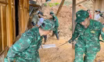 Bộ đội, công an giúp dân khắc phục hậu quả lũ quét