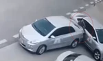 Khoảnh khắc người phụ nữ bị học viên xe tập lái lùi đâm bị thương