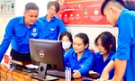 Thanh niên tình nguyện hỗ trợ người dân làm dịch vụ công trực tuyến