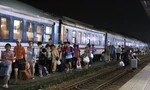 Người dân ùn ùn về quê nghỉ lễ, ga Vinh đông đúc