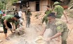Chiến sĩ công an 'vượt nắng, thắng mưa' xây nhà cho người nghèo