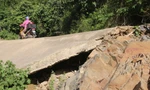 Đường độc đạo vào xã sạt lở nghiêm trọng, hàng trăm hộ dân ở Nghệ An nguy cơ bị cô lập