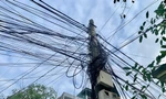 Tận thấy 'mạng nhện' dây điện, cáp viễn thông trên đường phố Vinh