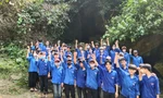'Áo xanh' dọn rác, làm thang tre lên xuống điểm du lịch Hang Mó