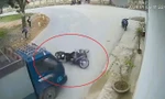 Clip: Thót tim cảnh 2 học sinh thoát chết thần kỳ trước bánh xe tải