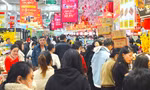 Đi sắm Tết: Siêu thị đông nghịt, chợ truyền thống vắng hoe 