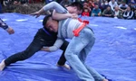 Trai làng mặc áo len, quần jean thi đấu vật