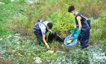 Nhóm bạn trẻ dọn rác dưới lòng hồ đen kịt, chung tay bảo vệ môi trường