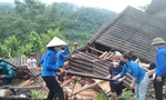 Mưa lớn làm nhà sập hoàn toàn, thanh niên hợp sức giúp người dân tháo dỡ, vận chuyển 