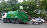 Tin mới vụ tài xế ô tô mở cửa xe bất cẩn khiến cô gái tử vong dưới bánh xe tải chở rác