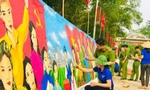 Biến bức tường cũ kỹ bên bìa rừng thành tác phẩm sắc màu cổ động bầu cử